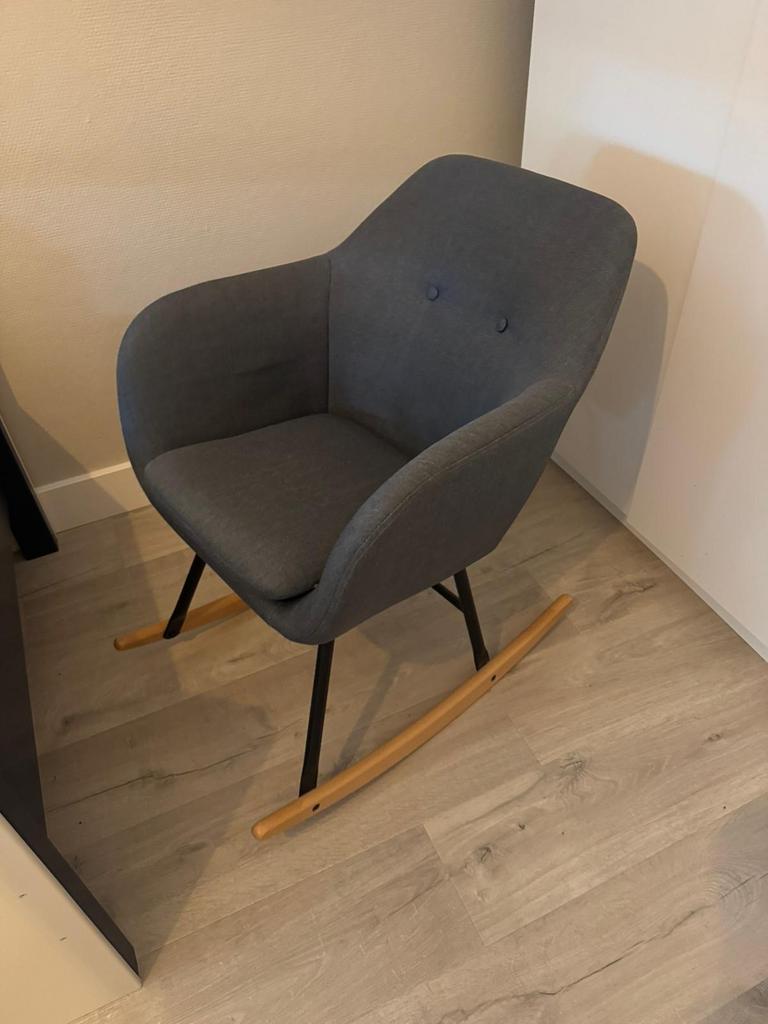 Comfortabele grijze schommelstoel, Ophalen, 75 tot 100 cm, Zo goed als nieuw, Stof