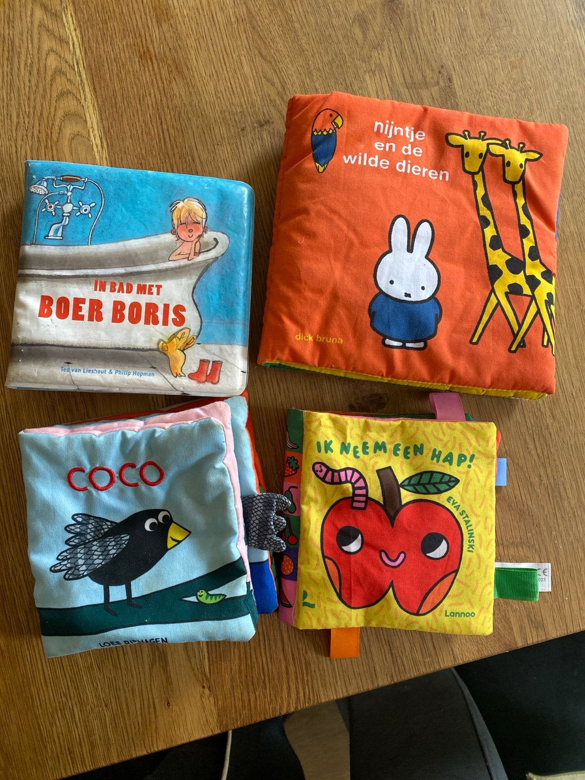 4 stoffen/plastic boekjes met knisperende delen, Ophalen of Verzenden, Gebruikt, Overige typen, Met geluid