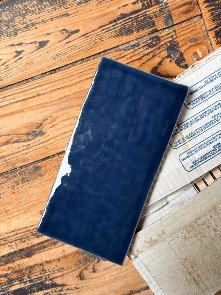 Donkerblauwe glanzende wandtegels keuken badkamer, Zo goed als nieuw, 20 tot 40 cm, Minder dan 5 m², Wandtegels