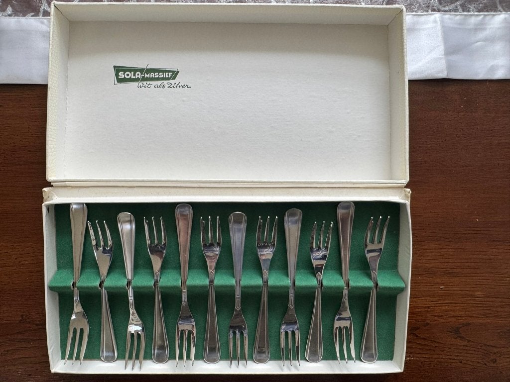 12 gebakvorkjes Sola Massief compleet in originele cassette, Huis en Inrichting, Keuken | Bestek, Sola, Gebaksvork, Bestekset