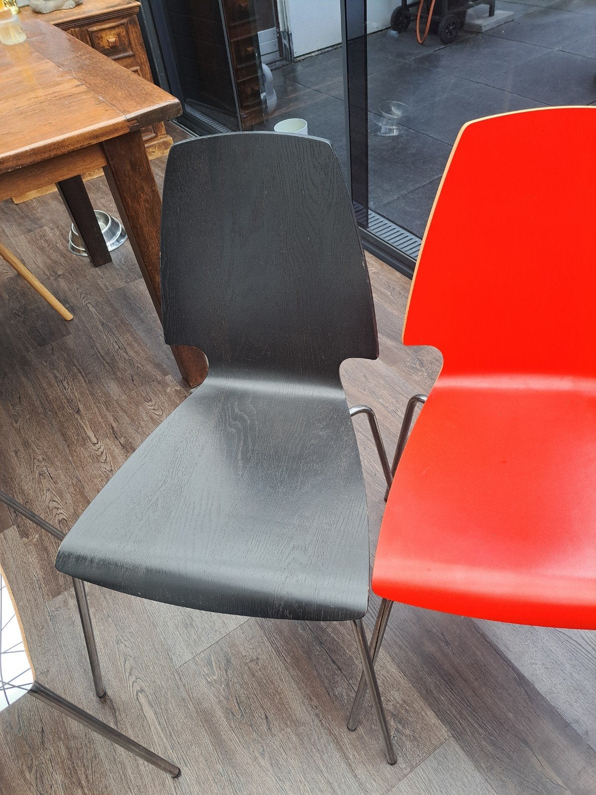 Set van 6 moderne stoelen: wit, zwart en rood, Huis en Inrichting, Stoelen, Ophalen, Gebruikt, Overige kleuren, Drie