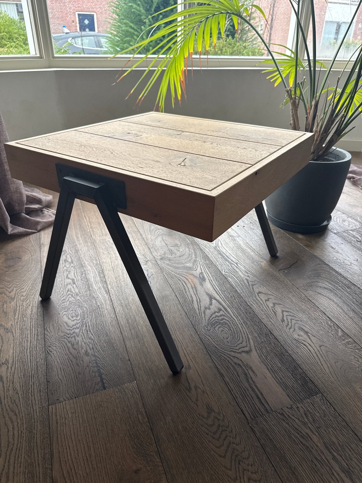 Set van 2 eikenhouten salontafels - industrieel design, Huis en Inrichting, Zo goed als nieuw, 5 – 50, Eikenhout, Vierkant