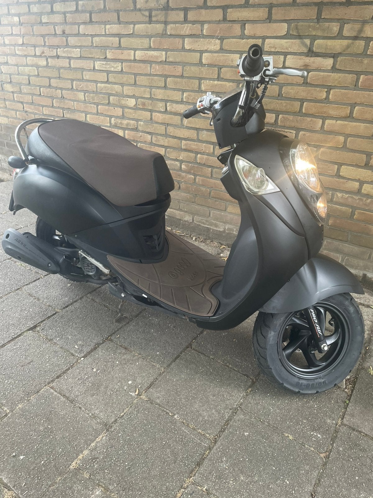 2017 Sym mio snor scooter, Fietsen en Brommers, Zo goed als nieuw, Benzine, Maximaal 25 km/u, Ophalen