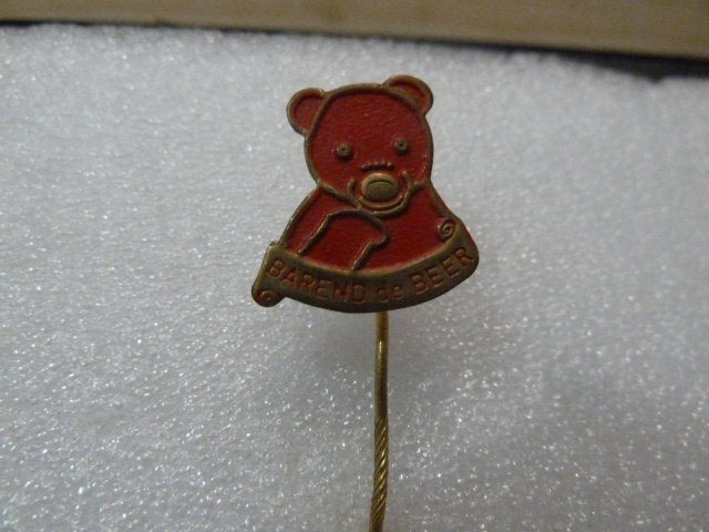 Vintage speldje Barend de Beer - Rood emaille, Ophalen of Verzenden, Gebruikt, Figuurtje, Speldje of Pin