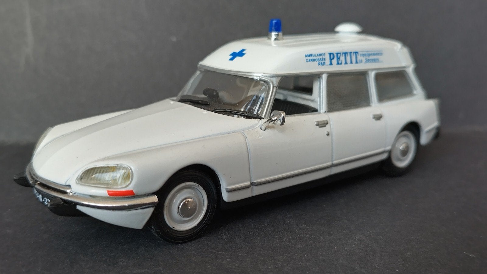 Citroen DS 20 Ambulance Petit 73 1:43 Universal Hobbies Pol, Auto, Verzenden, ., Zo goed als nieuw