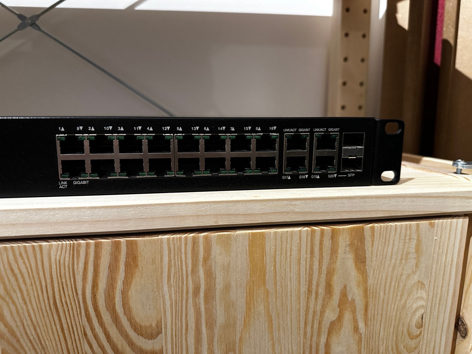 Cisco SG300-20 20-poorts Gigabit Managed Switch, Computers en Software, Netwerk switches, Gebruikt, Ophalen of Verzenden