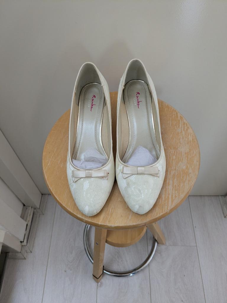 Crème trouwschoenen, 38.5, Kleding | Dames, Ophalen of Verzenden, Gedragen, Overige kleuren, Pumps
