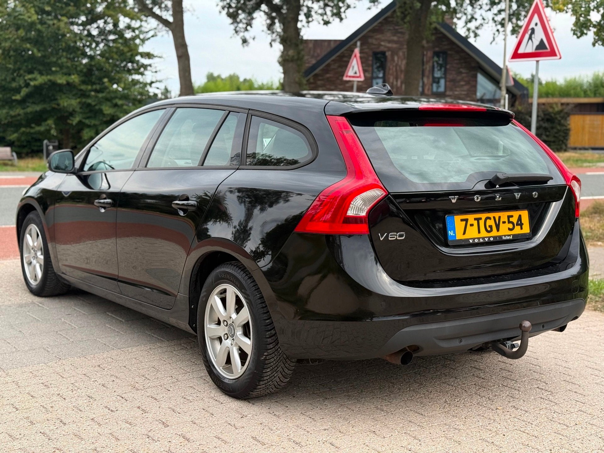 Volvo V60 1.6 T4 Kinetic AUT CRUISE LEDER NAVI PDC TREKHAAK, Auto's, Gebruikt, 4 cilinders, Zwart, Leder