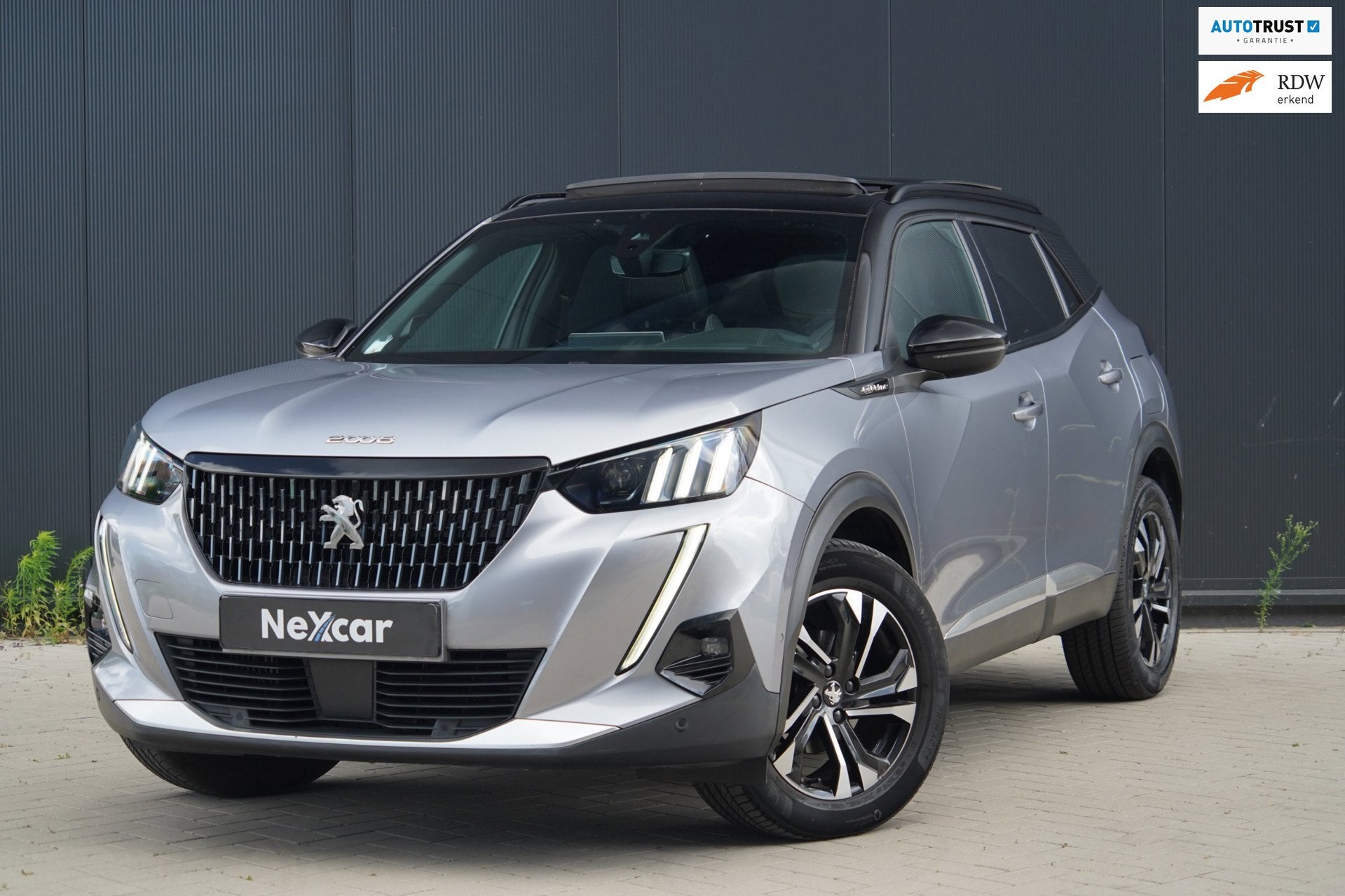 Peugeot 2008 1.2 PureTech GT-line lPANOlCarplaylCameral 3D-C, Automatische klimaatregeling, Gebruikt, Zwart, Leder en Stof