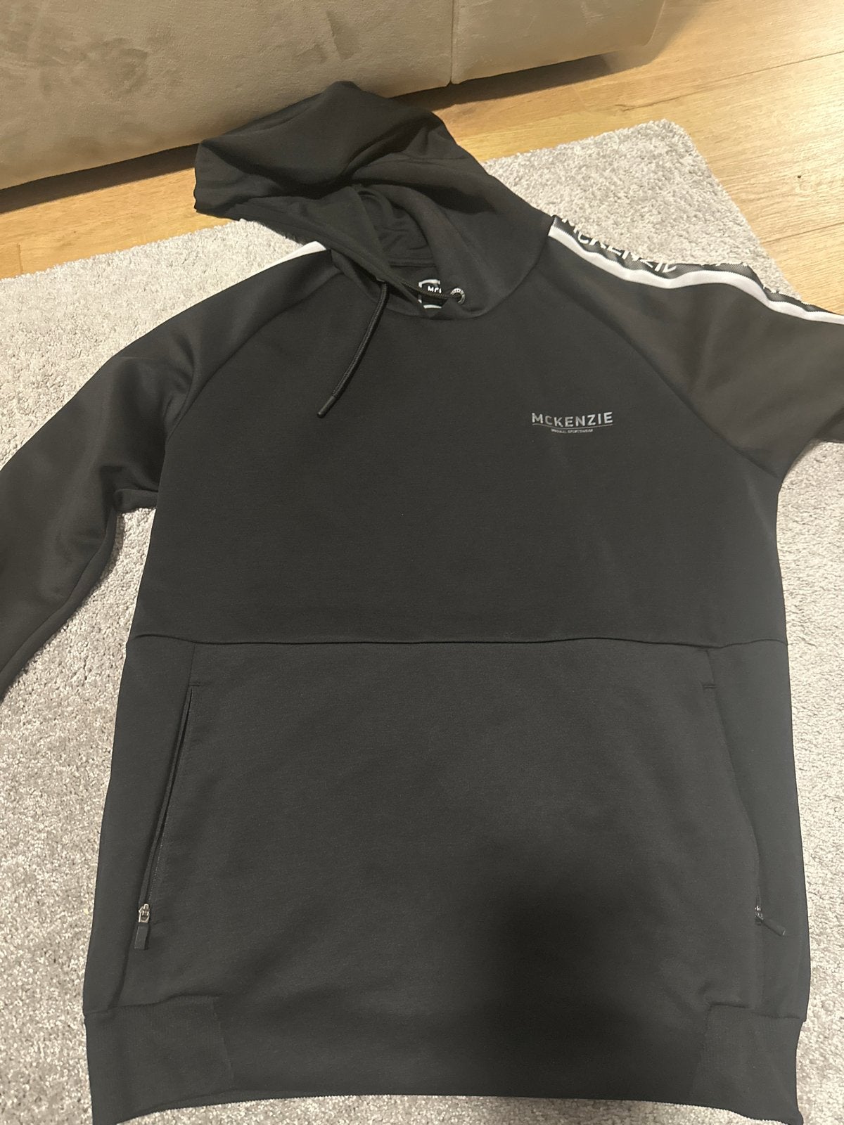 McKenzie Hoodie Zwart met Logo Strepen, Kleding | Heren, Ophalen of Verzenden, Zo goed als nieuw