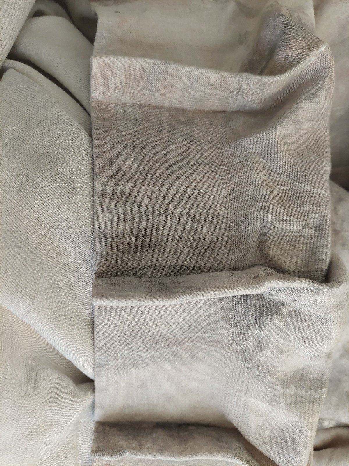 Stijlvolle stof met marmerprint - Grijs/Beige, Hobby en Vrije tijd, Overige materialen, Gebruikt, Ophalen of Verzenden, 30 tot 120 cm