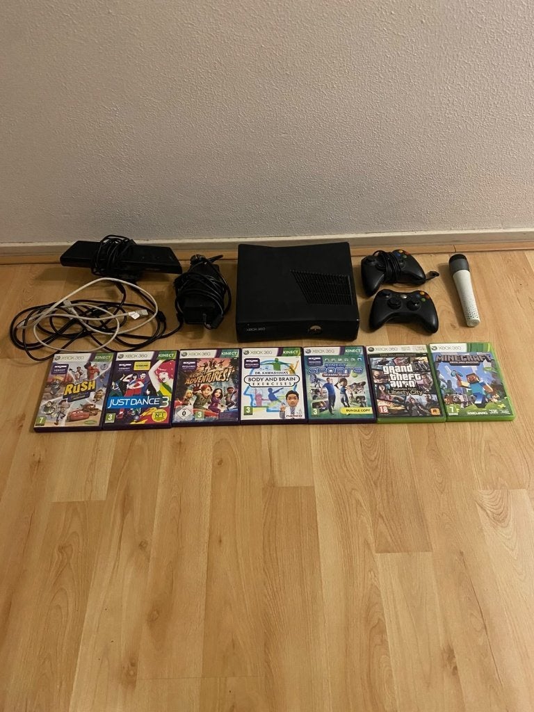 Xbox 360 + 2 controllers + Kinect + microfoon + 7 games, Gebruikt, Overige genres, Ophalen of Verzenden, Eén computer