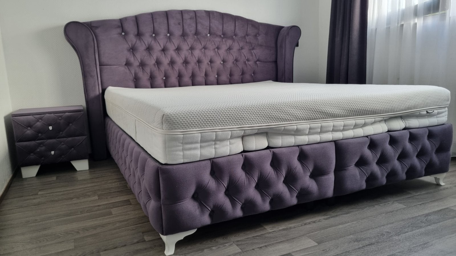 Tweepersoonsbed inclusief matras en twee nachtkastjes, Ophalen, 65 cm of meer