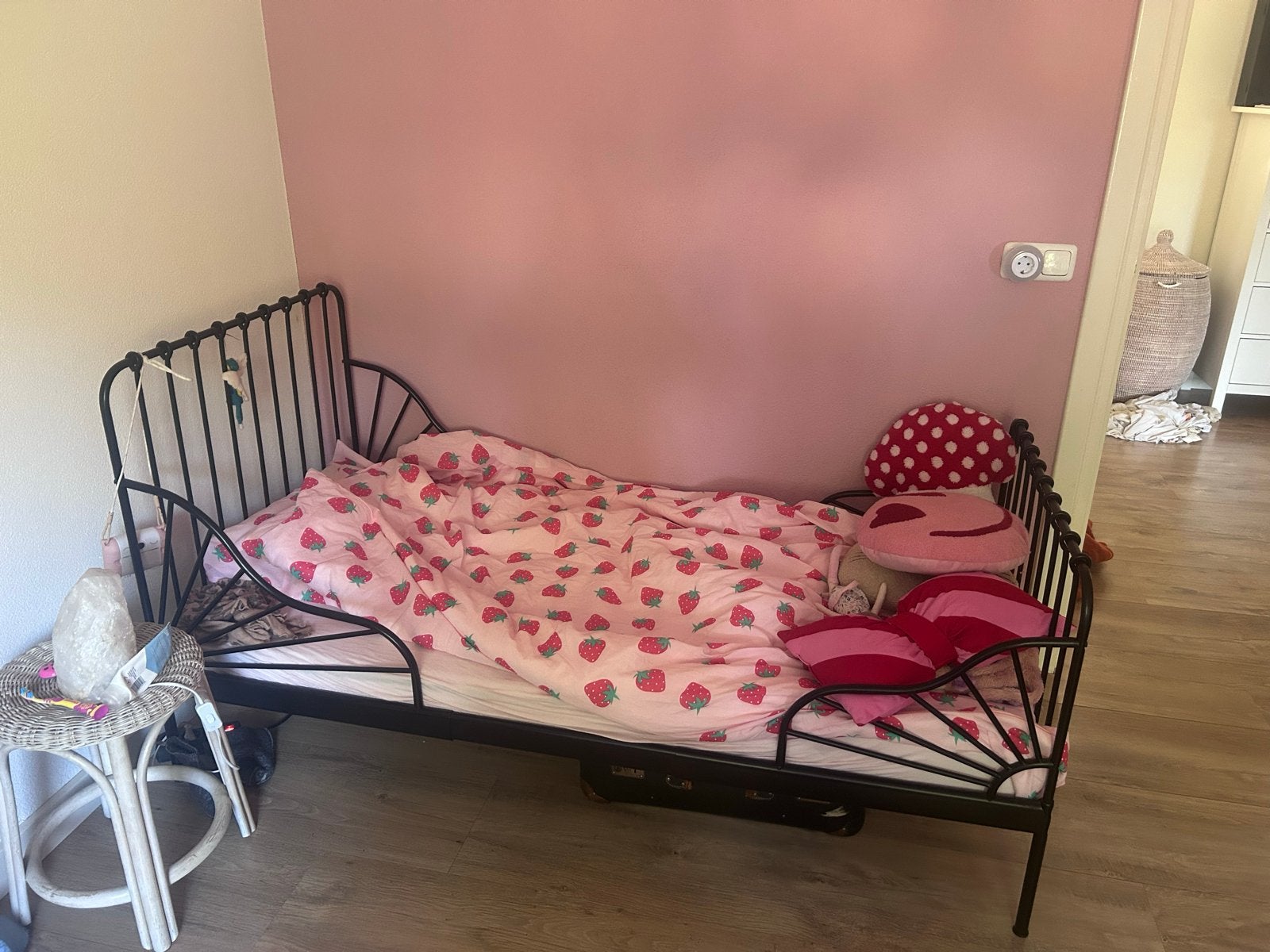 IKEA Minnen uitschuifbaar kinderbed - Zwart metaal, Huis en Inrichting, Slaapkamer | Bedden, Eenpersoons, Zwart, 80 cm, Metaal