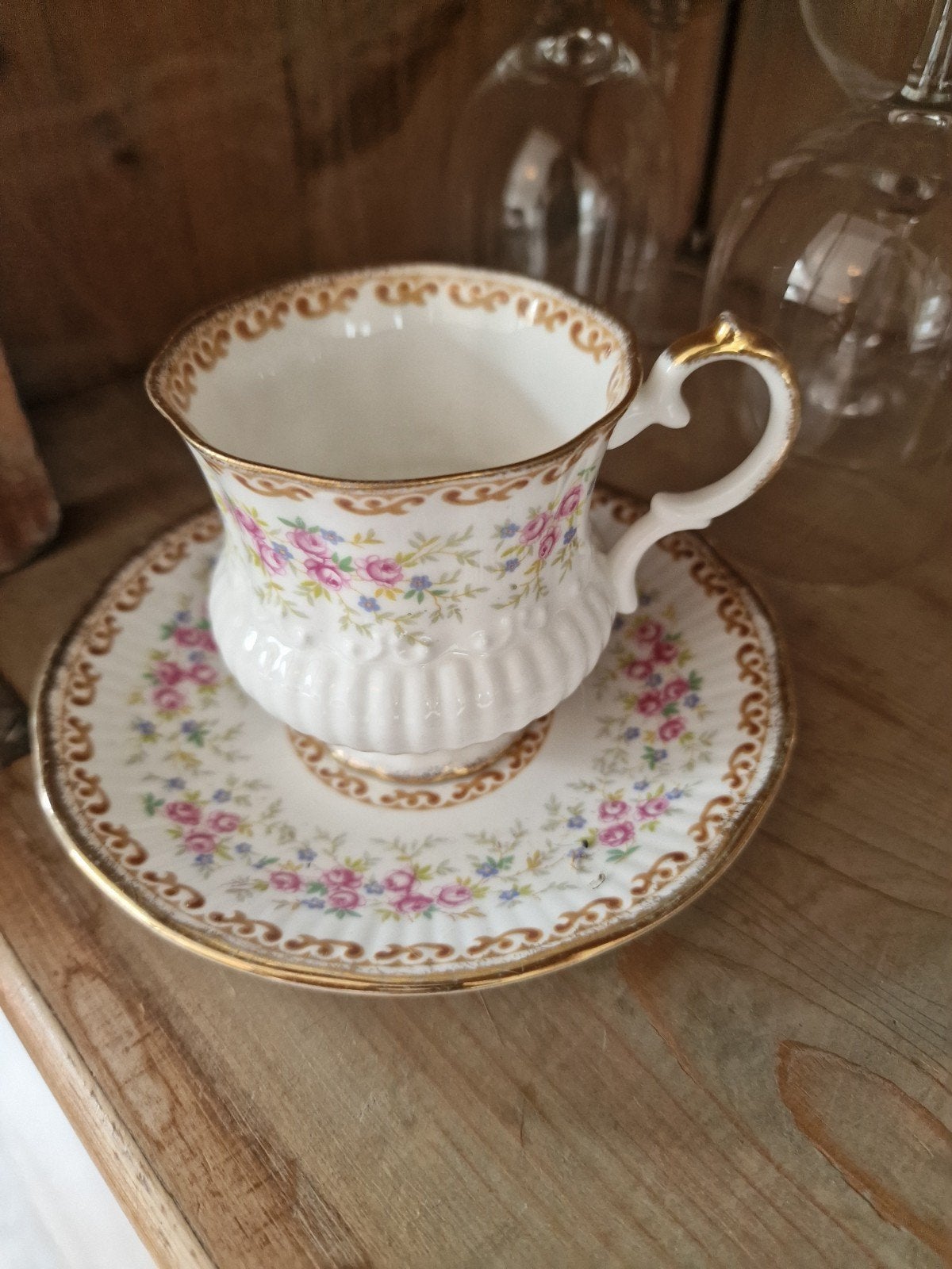 Elizabethan kop en schotel - Fine bone china, Made in Englan, Antiek en Kunst, Antiek | Servies los, Ophalen of Verzenden