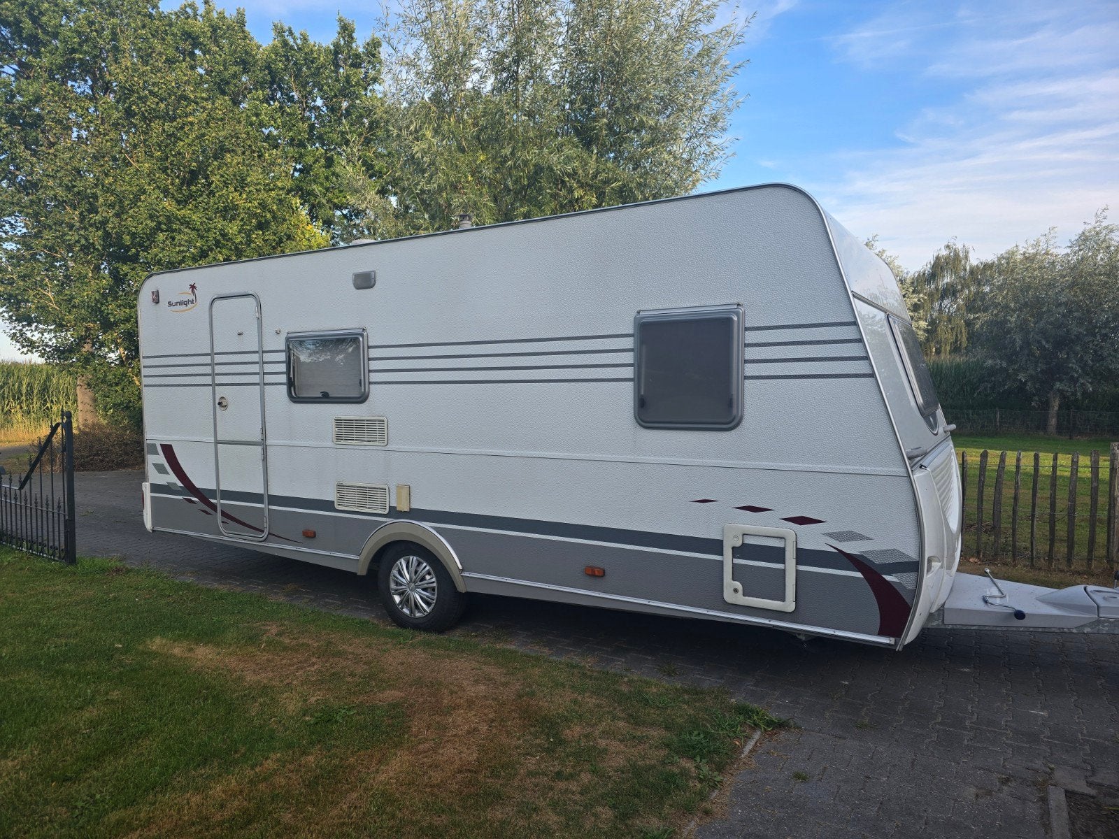 caravan 6 persoons met stapelbed, Kachel, Sunlight, Frans bed, Treinzit
