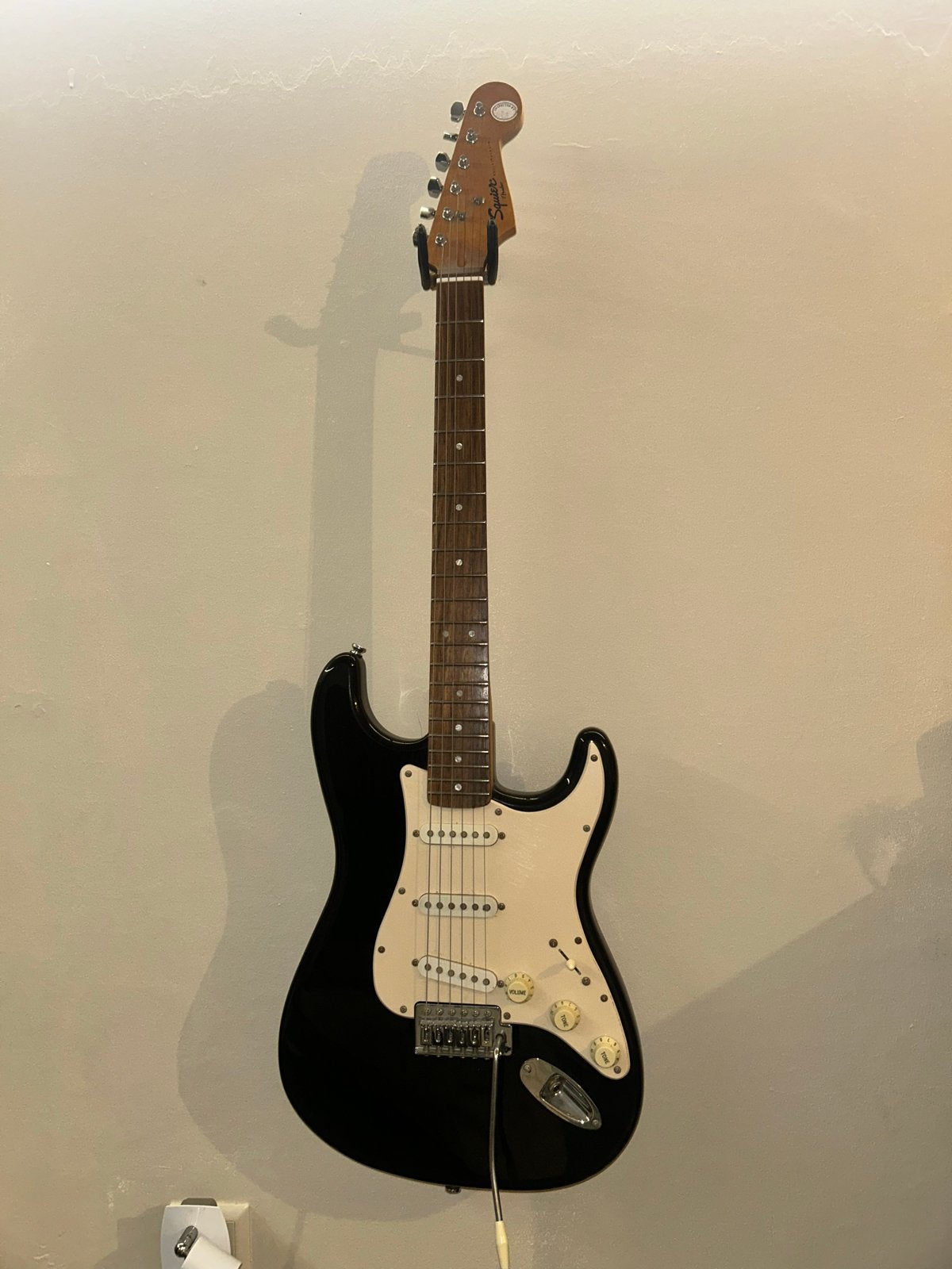 Squier Stratocaster elektrische gitaar - Zwart, Ophalen of Verzenden, Gebruikt, Solid body, Fender