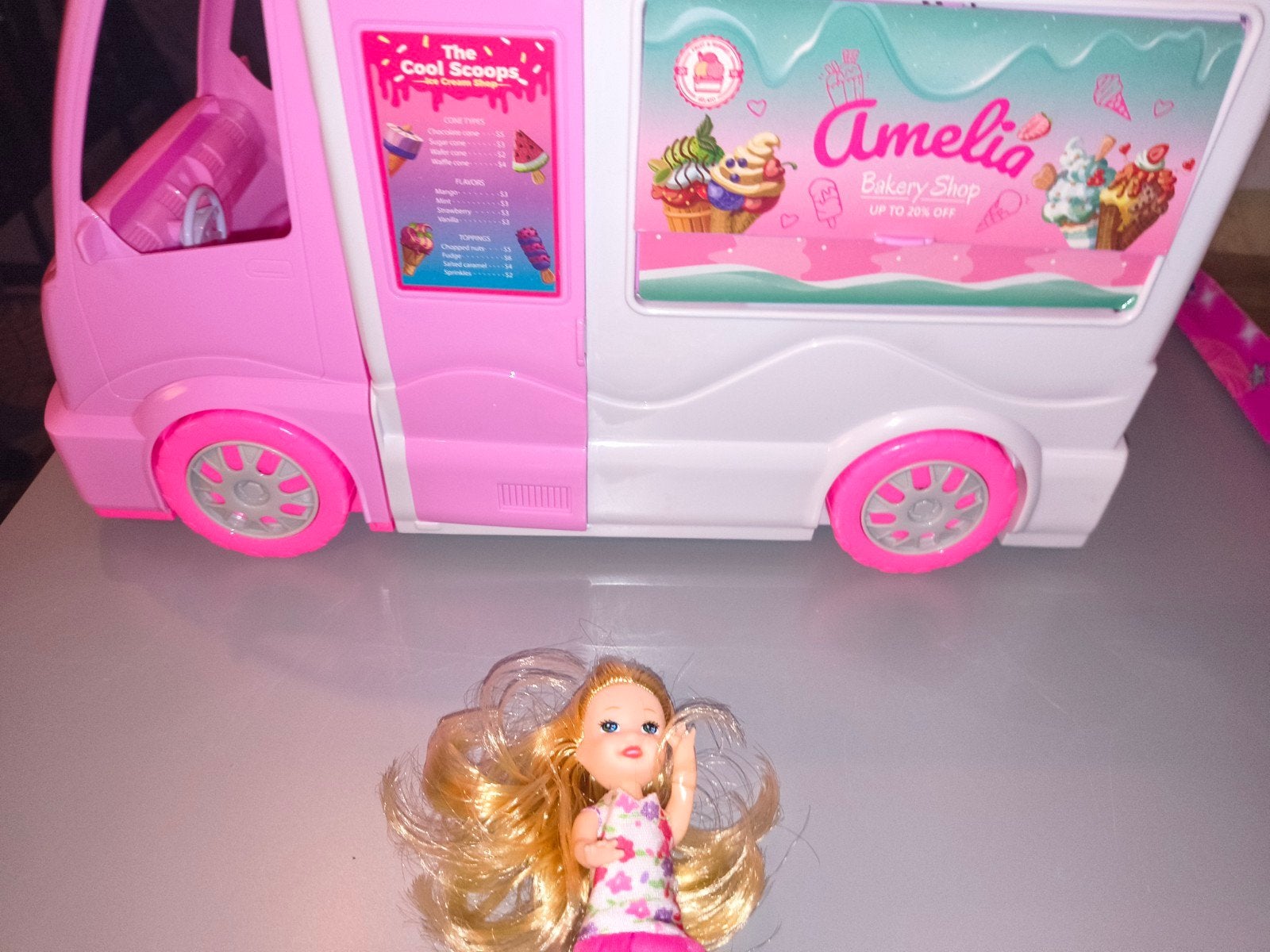 Barbie IJscowagen met pop en accessoires - Zo goed als nieuw, Kinderen en Baby's, Speelgoed | Poppen, Ophalen, Zo goed als nieuw