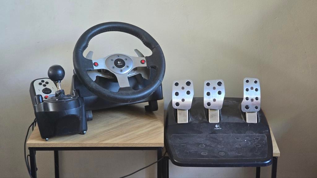 Logitech racestuur met pedalen en shifter - defect, 1 speler, Racen en Vliegen, Ophalen of Verzenden, Vanaf 3 jaar