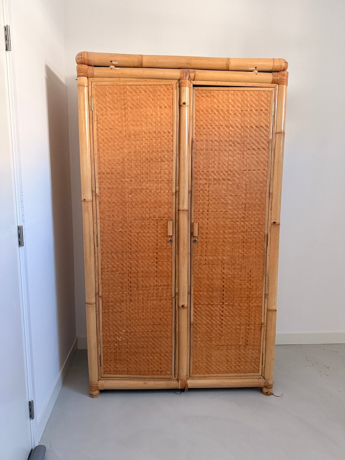 Vintage Bamboe Kledingkast met Rotan Details, Ophalen, Gebruikt, 50 tot 100 cm, 150 tot 200 cm