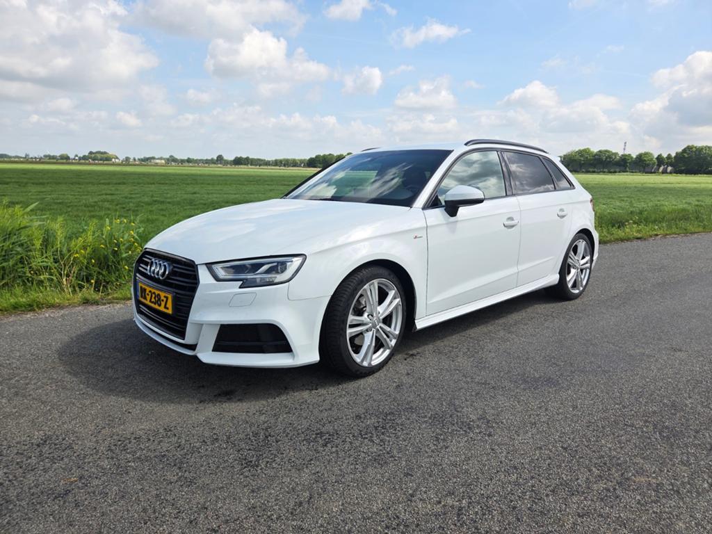 Audi A3 1.5 Tfsi 150pk Ultra S Tronic 2018 S-line, Auto's, 1498 cc, Zwart, 4 cilinders, Wit