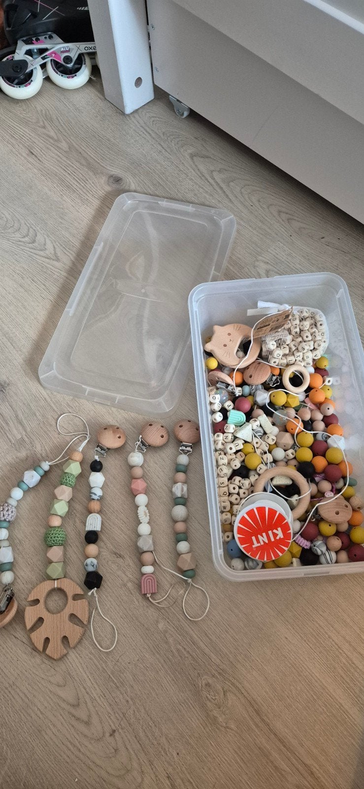 Kralen en hangers voor speenkoorden, Ophalen