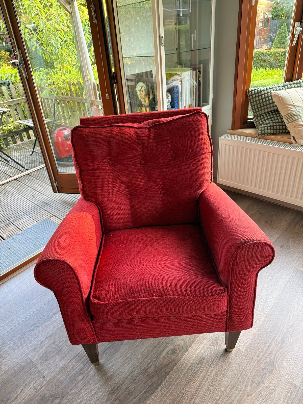 Comfortabele rode fauteuil gratis af te halen, Huis en Inrichting, Fauteuils, Ophalen, Gebruikt, Stof, 75 tot 100 cm