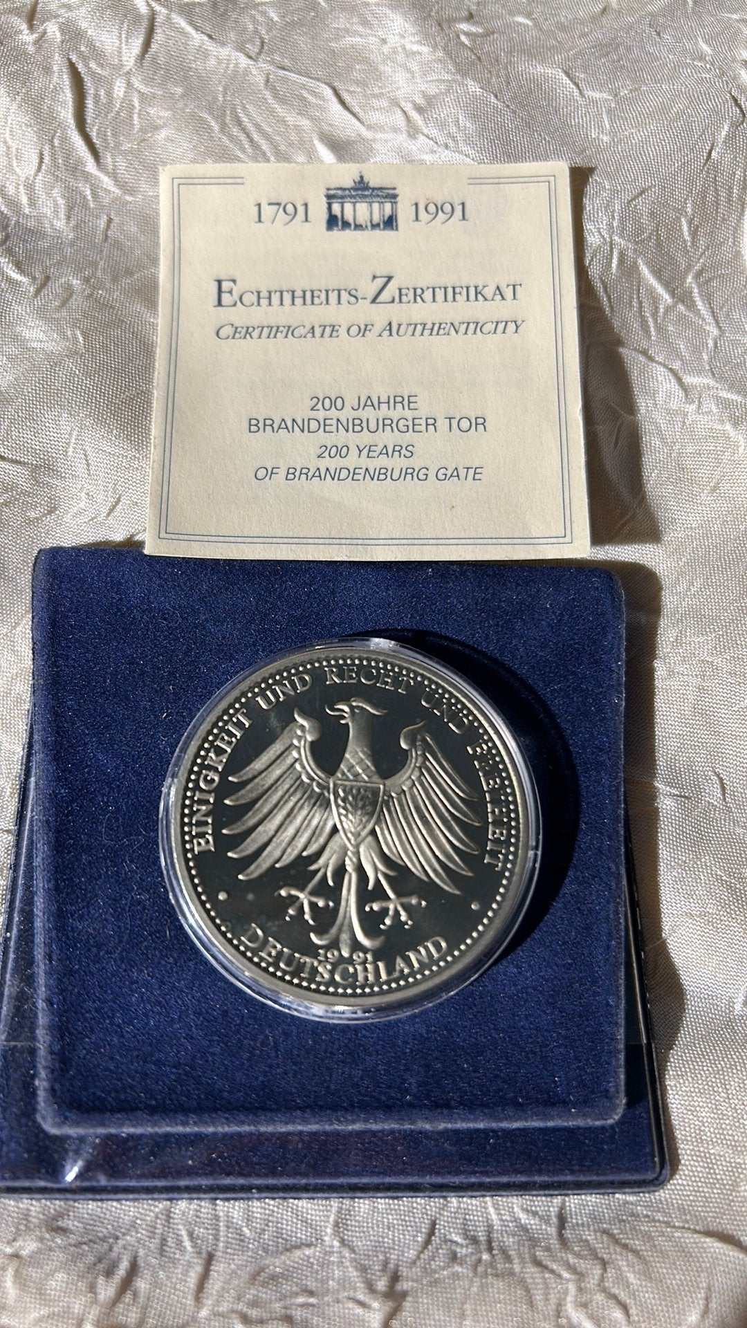 Hetdenkingsmedaille Brandenburger Tor 1991 in dooosje zakje, Ophalen of Verzenden, Duitsland, Overige waardes