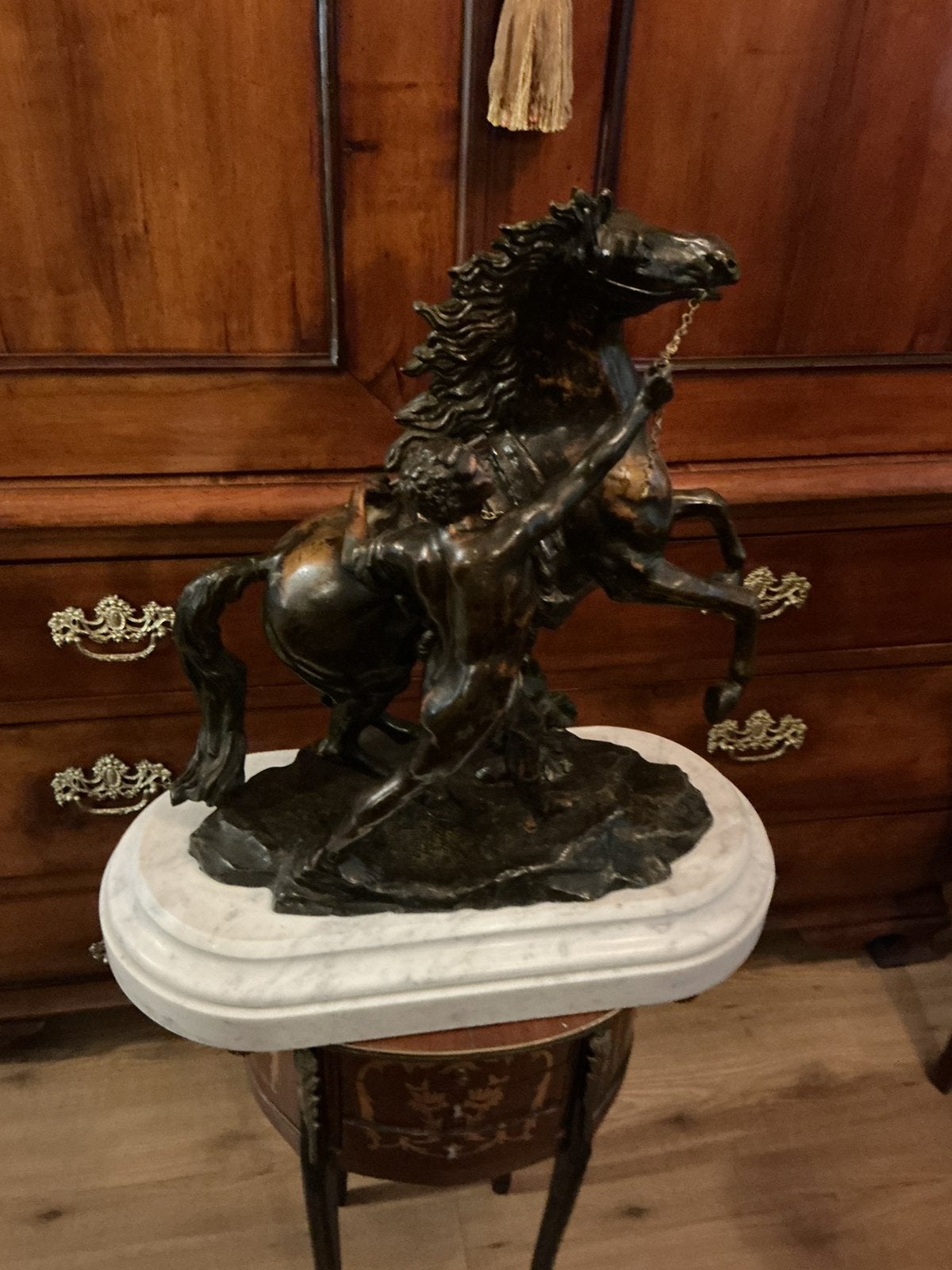 19e eeuws horse whit groom 60 h, 58 br op marmer . 40 kilo, Antiek en Kunst, Ophalen