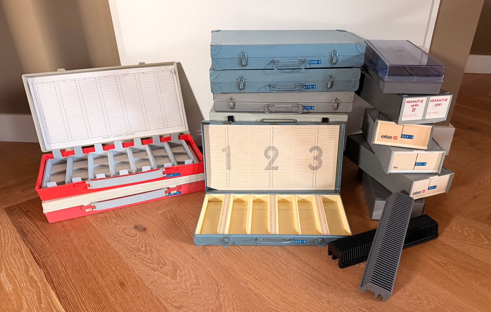Dia opbergkoffers en dozen incl sledes, Ophalen, Gebruikt