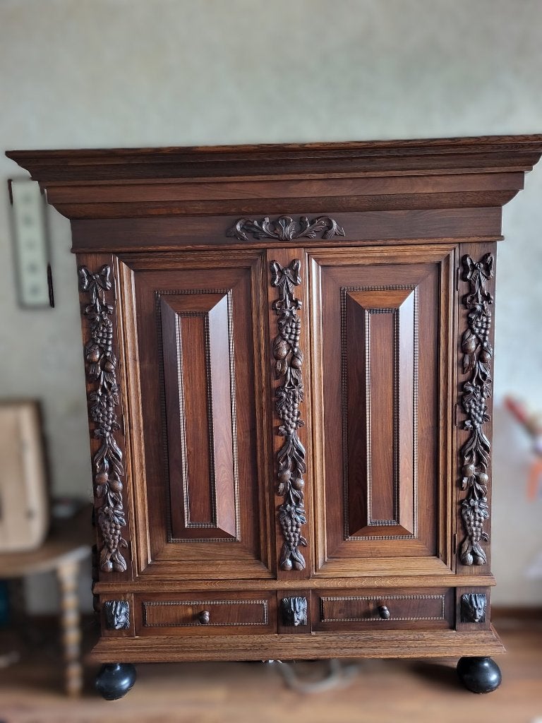 Prachtige Eikenhouten kast met Snijwerk & Bolpoten, Antiek en Kunst, Antiek | Meubels | Kasten, Ophalen