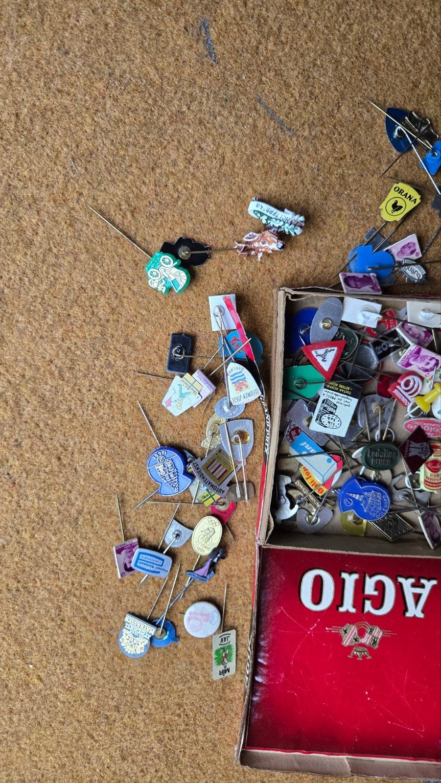 Grote verzameling vintage speldjes en pins, Ophalen of Verzenden, Gebruikt, Overige onderwerpen, Speldje of Pin