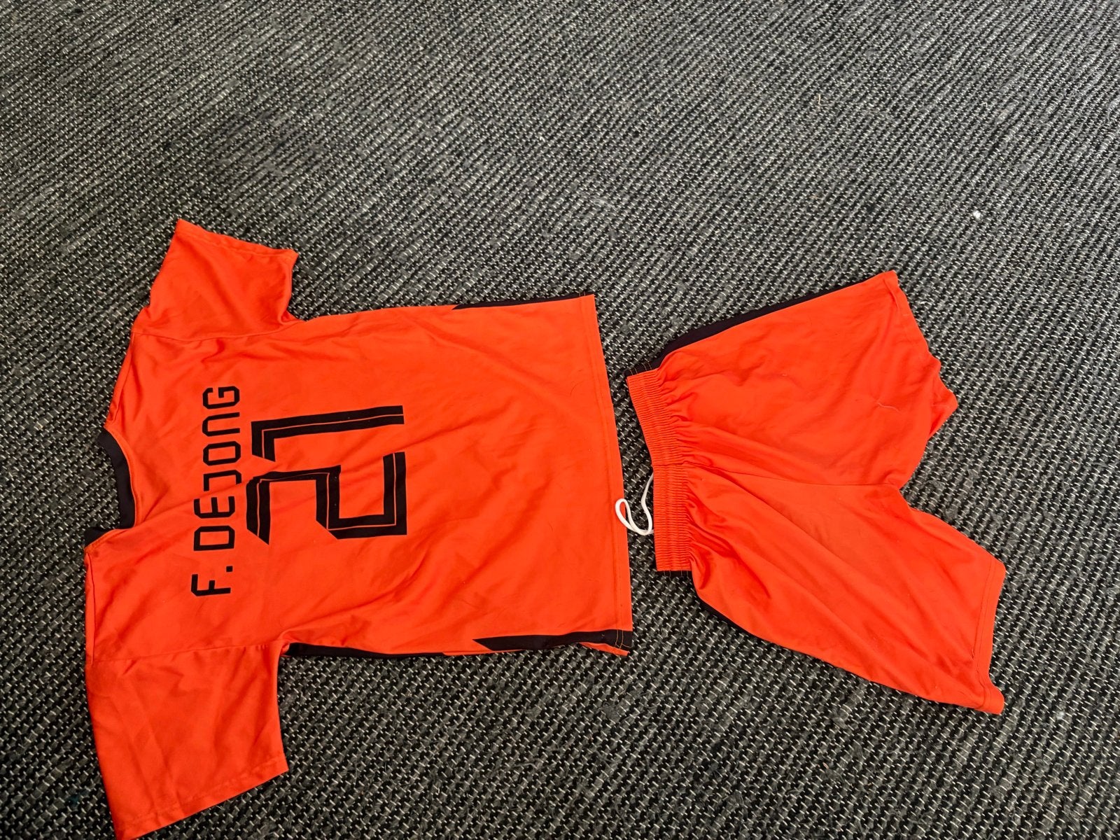 Voetbalshirts en broekjes set - Diverse clubs en maten, Maat S, Ophalen of Verzenden, Gebruikt, Set