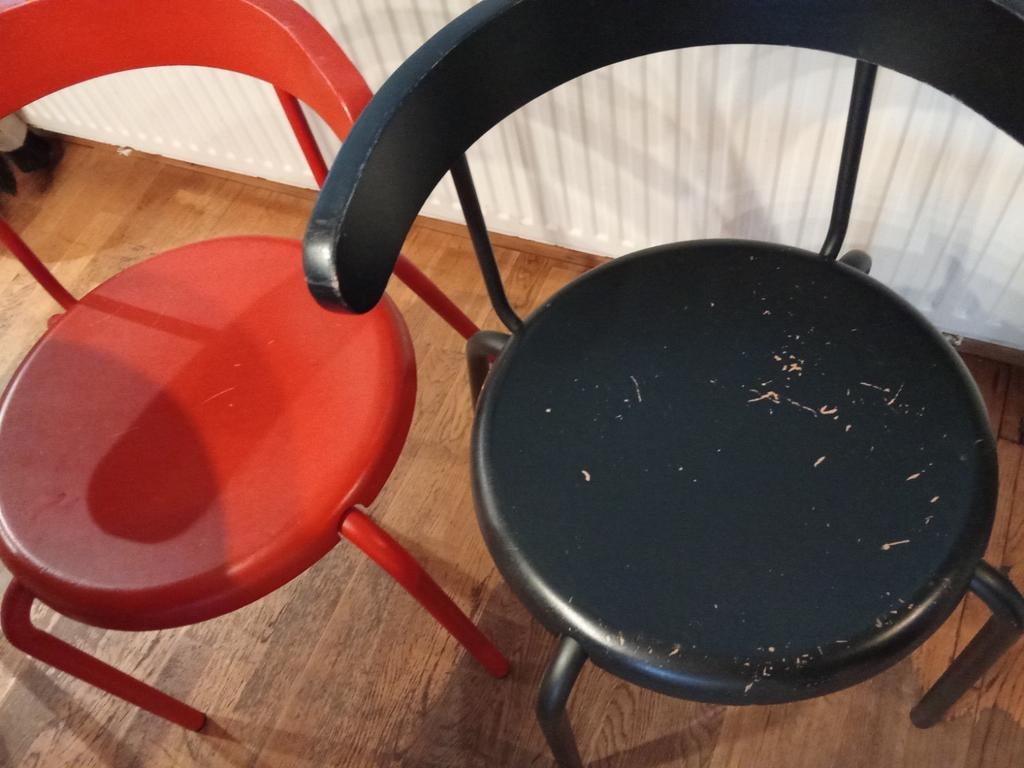 10 stoelen, 2 zwart en 8 rood MOET WEG, Ophalen of Verzenden
