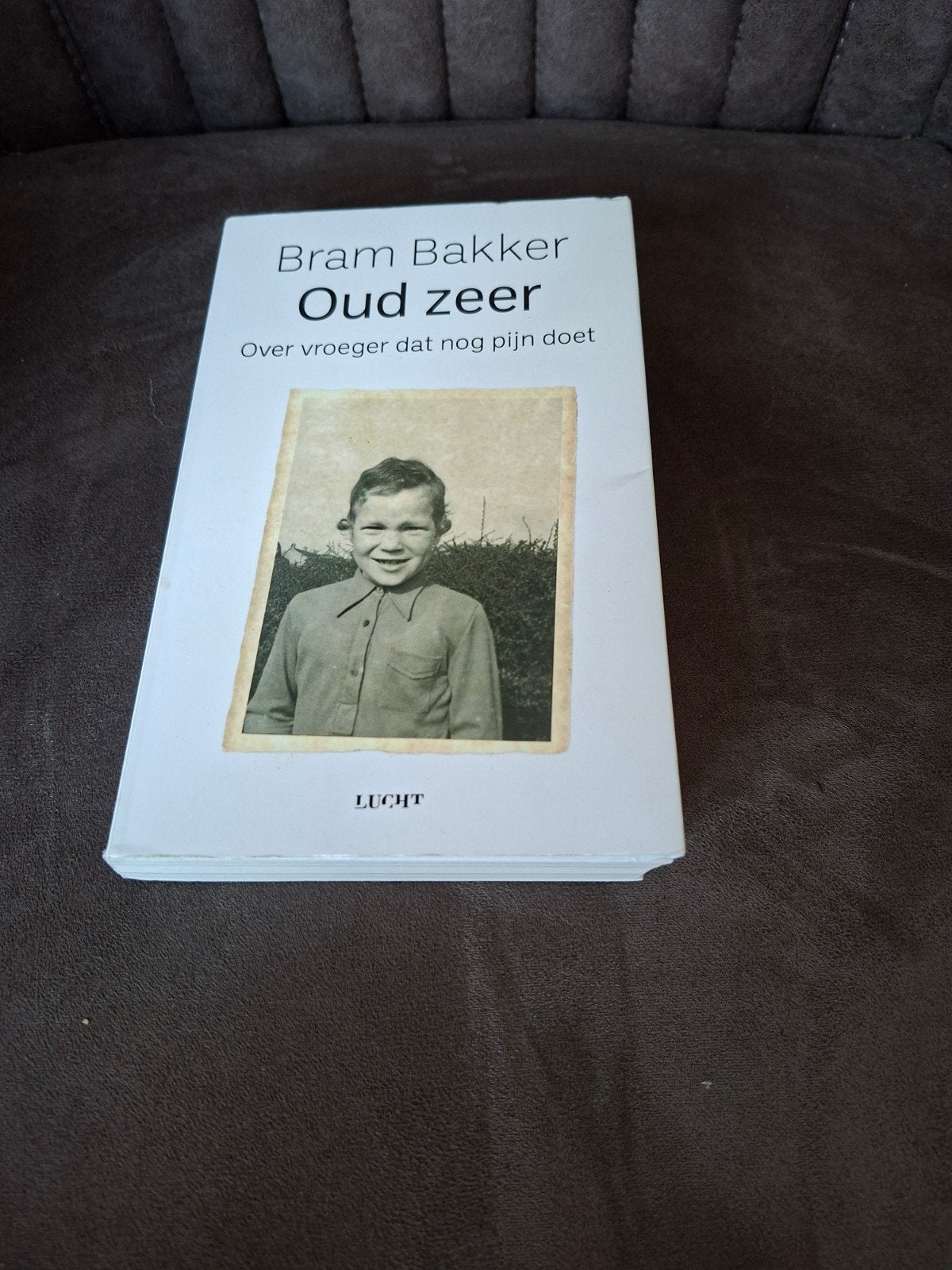 Bram Bakker - Oud zeer: Over vroeger dat nog pijn doet, Ophalen of Verzenden, Zo goed als nieuw, Bram Bakker, Overige