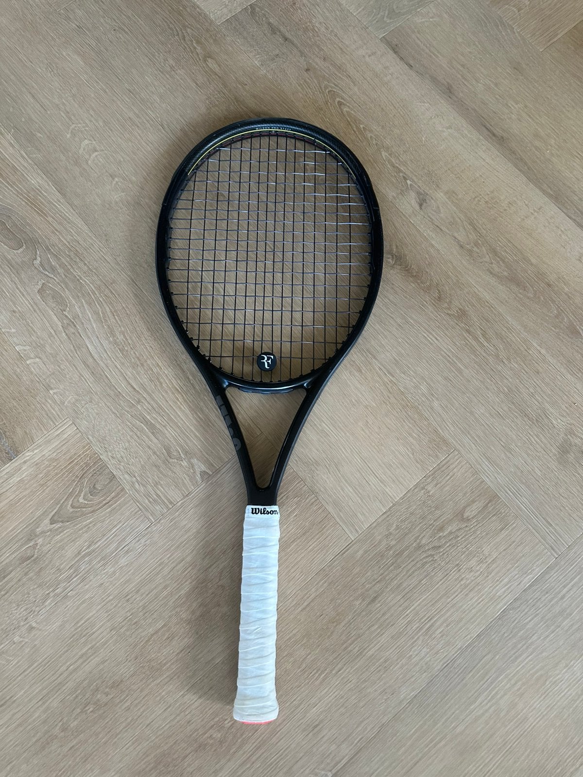 Wilson Pro Staff V13 Team bijna nieuwe bespanning!!, Sport en Fitness, Tennis, L2, Ophalen of Verzenden, Zo goed als nieuw, Wilson