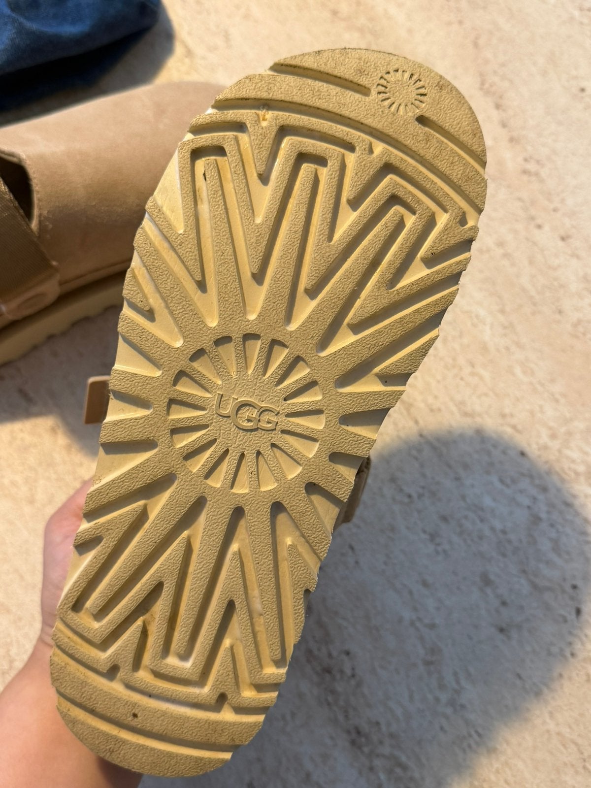 Ugg goldenstar, Beige, Zo goed als nieuw, Sandalen of Muiltjes, Ophalen of Verzenden
