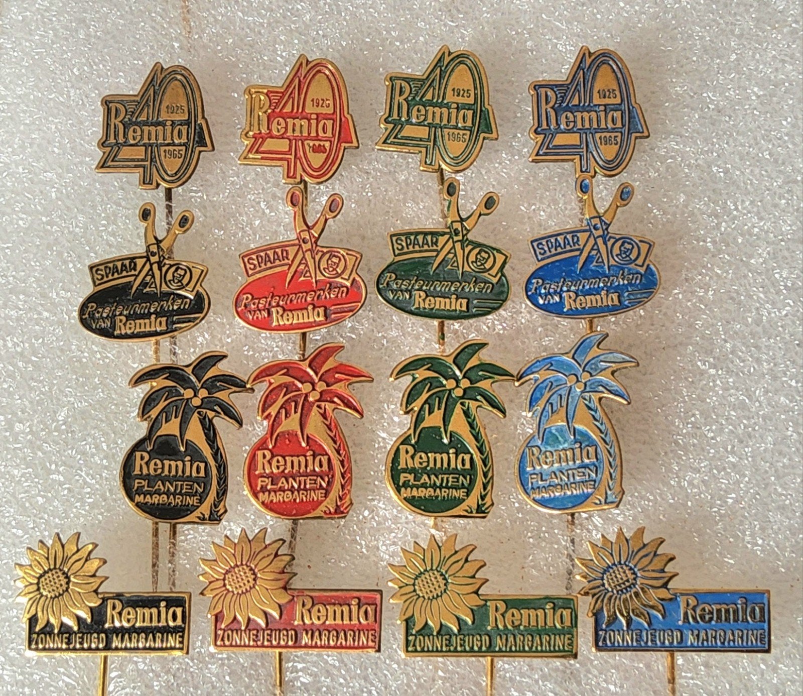 16 Remia Speldjes - Vintage Reclame Pins, Verzamelen, Ophalen of Verzenden, Gebruikt, Merk, Speldje of Pin