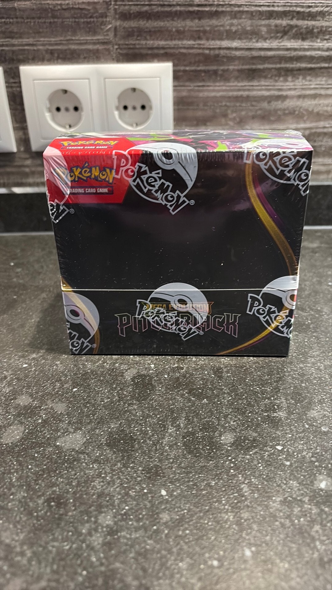 Pitch black boostebox, Ophalen of Verzenden, Nieuw, Boosterbox