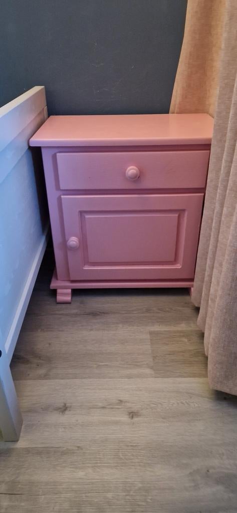 Gratis roze Nachtkastje, Huis en Inrichting, Slaapkamer | Nachtkastjes, Ophalen of Verzenden, Zo goed als nieuw, Minder dan 45 cm