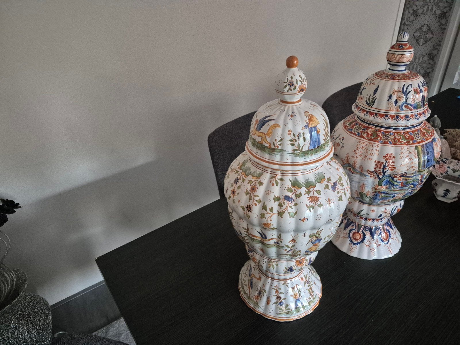 Twee grote dekselvazen / kaststel (polychroom), Ophalen of Verzenden