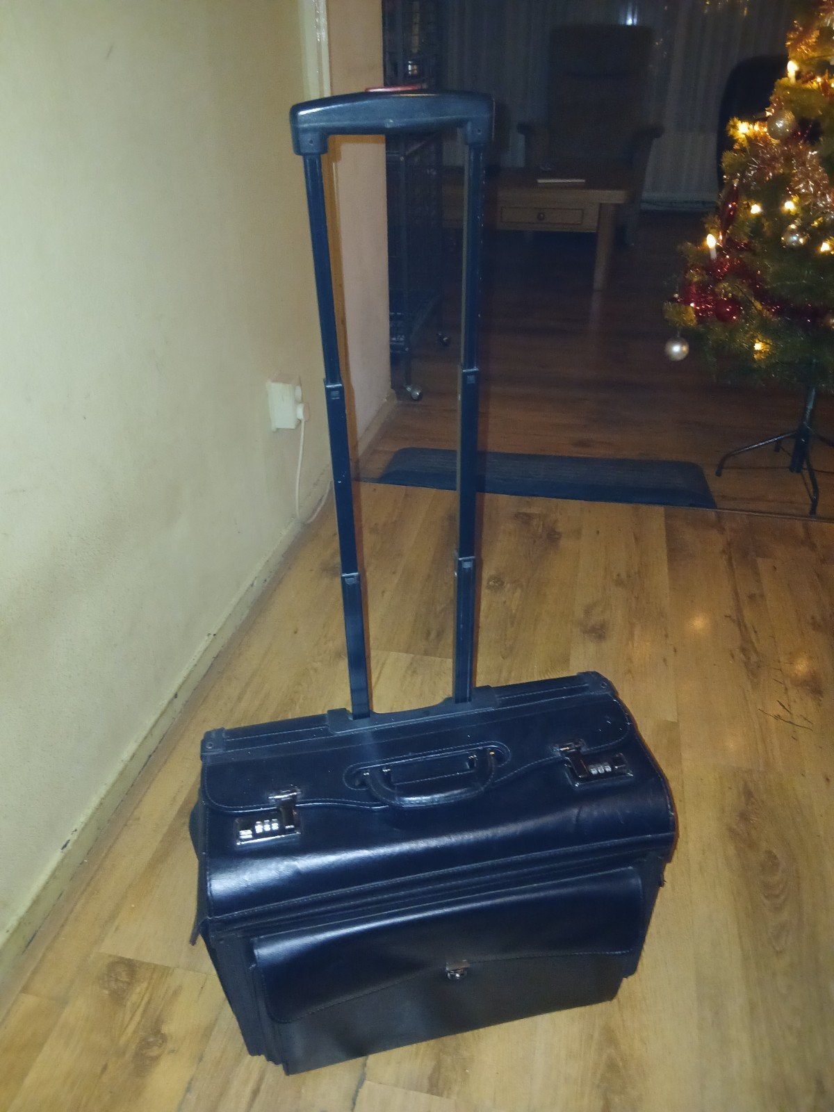 Mooie atache koffer of dokterstas op wieltjjes trollyt, Wieltjes, 30 cm of meer, Zwart, Ophalen of Verzenden