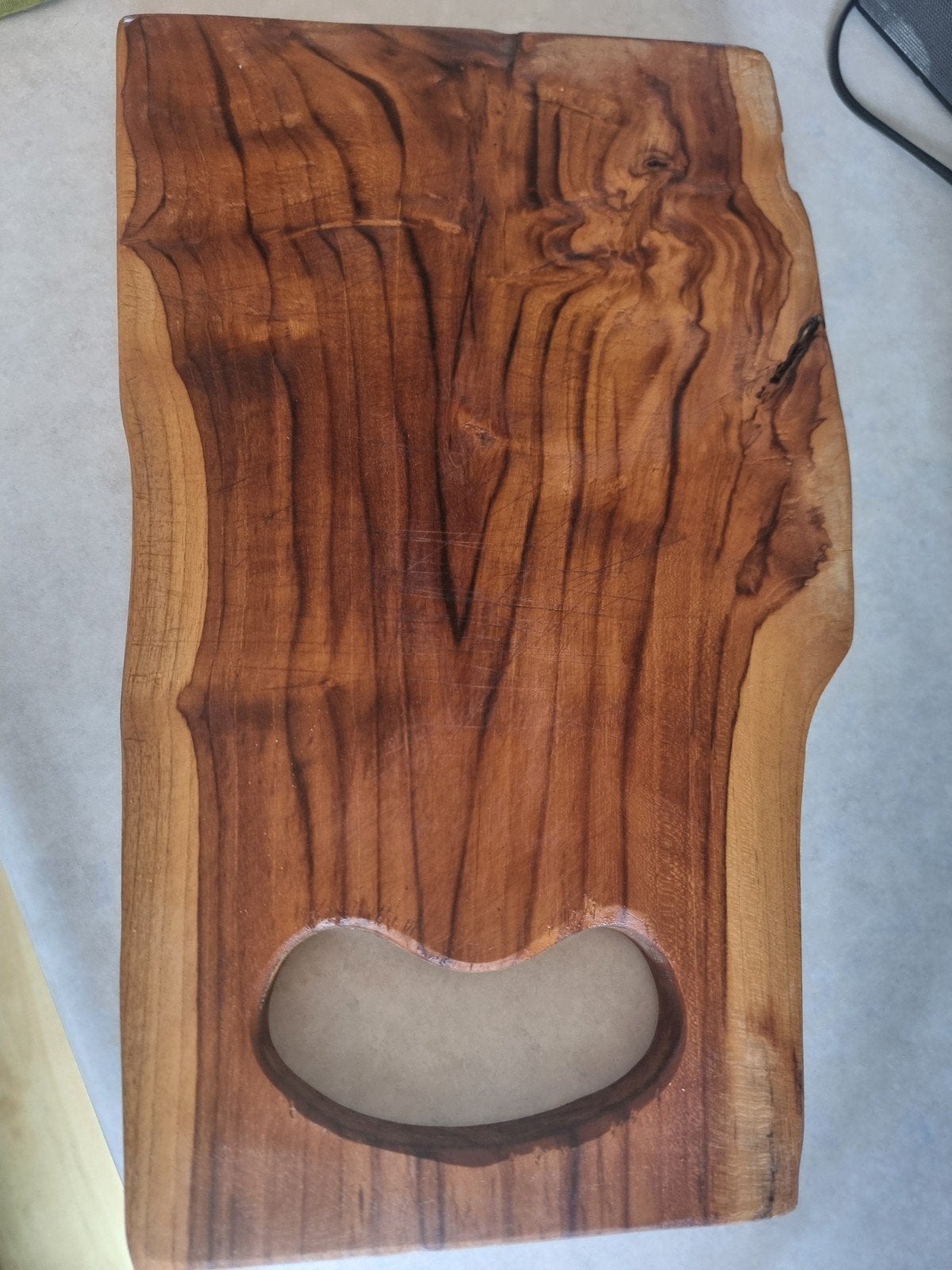 Massief olijfhouten snij-/serveerplank met handvat, Gebruikt, Hout, Snij-/serveerplank, Ophalen of Verzenden
