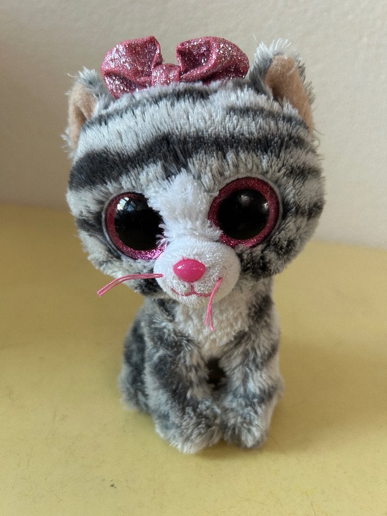 Ty Beanie Boo Kiki de Kat – Grijze Knuffel met Roze Strik, Gebruikt, Grijs, Ophalen of Verzenden, Kat