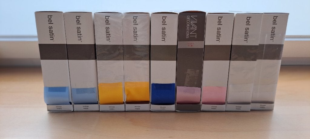 9 dozen satijnlint 40 mm (100 meter per doos) 5 kleuren, Ophalen of Verzenden, Nieuw, Lint, Band of Elastiek