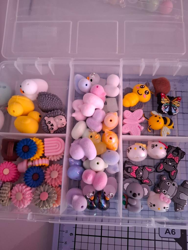 4 dozen vol 277stk met diverse knutselbedeltjes, Ophalen of Verzenden