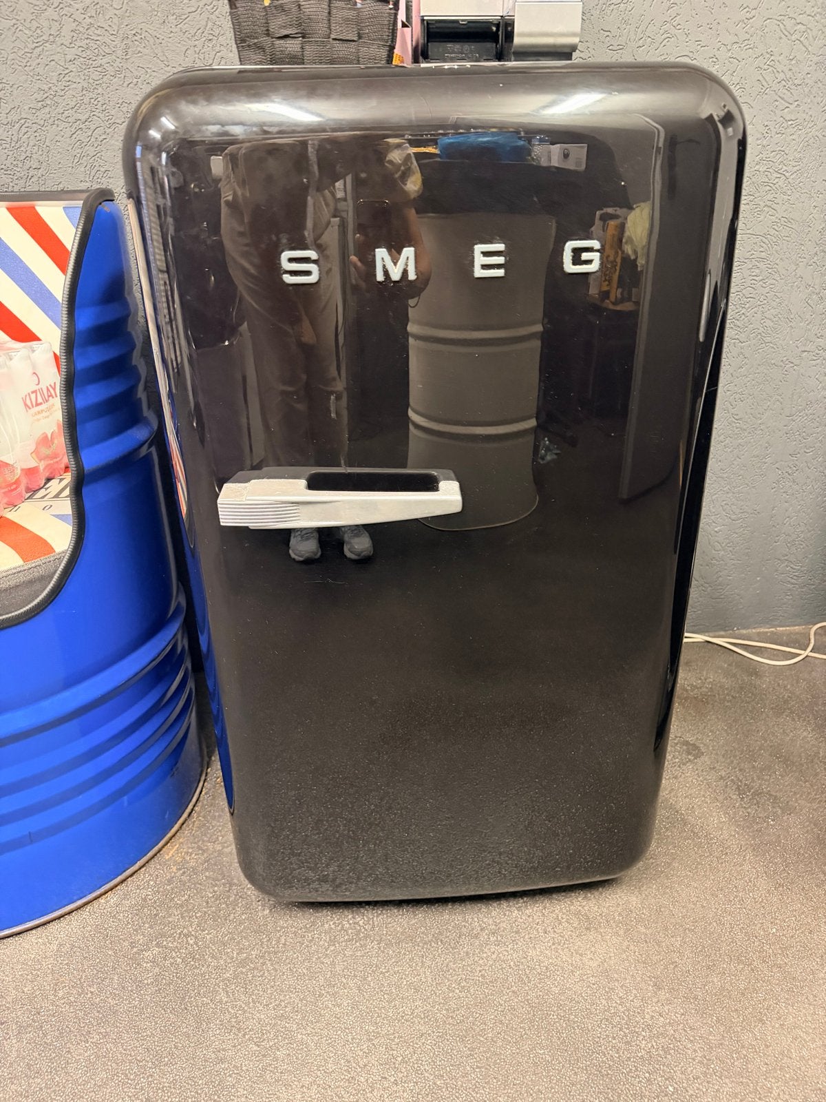 Smeg Mini Koelkast - Zwart - Compact en Stijlvol, 75 tot 100 liter, 45 tot 60 cm, Ophalen, 85 tot 120 cm
