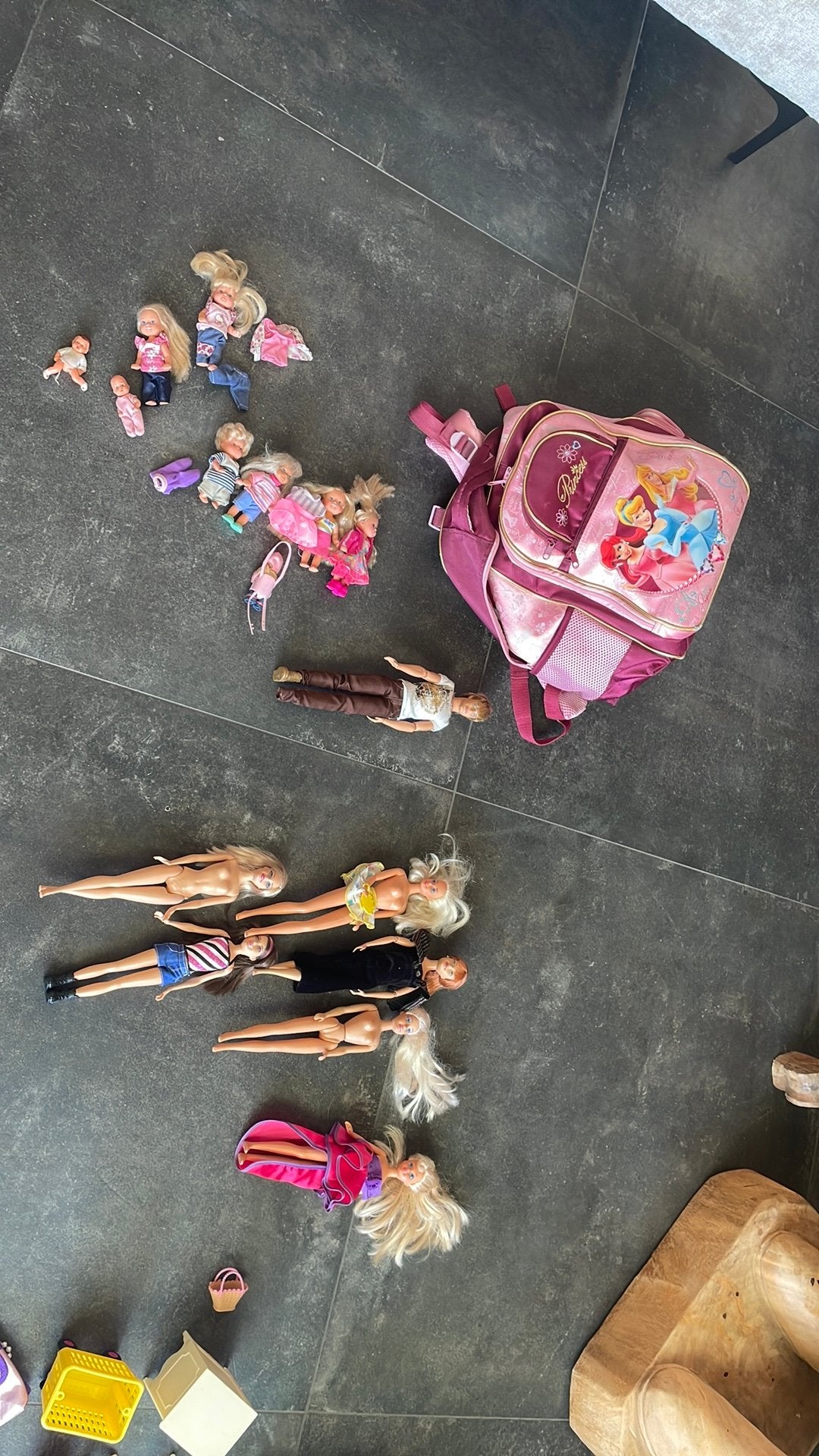 Barbie te koop met leuke tas, Kinderen en Baby's, Speelgoed | Poppen, Ophalen, Gebruikt, Barbie