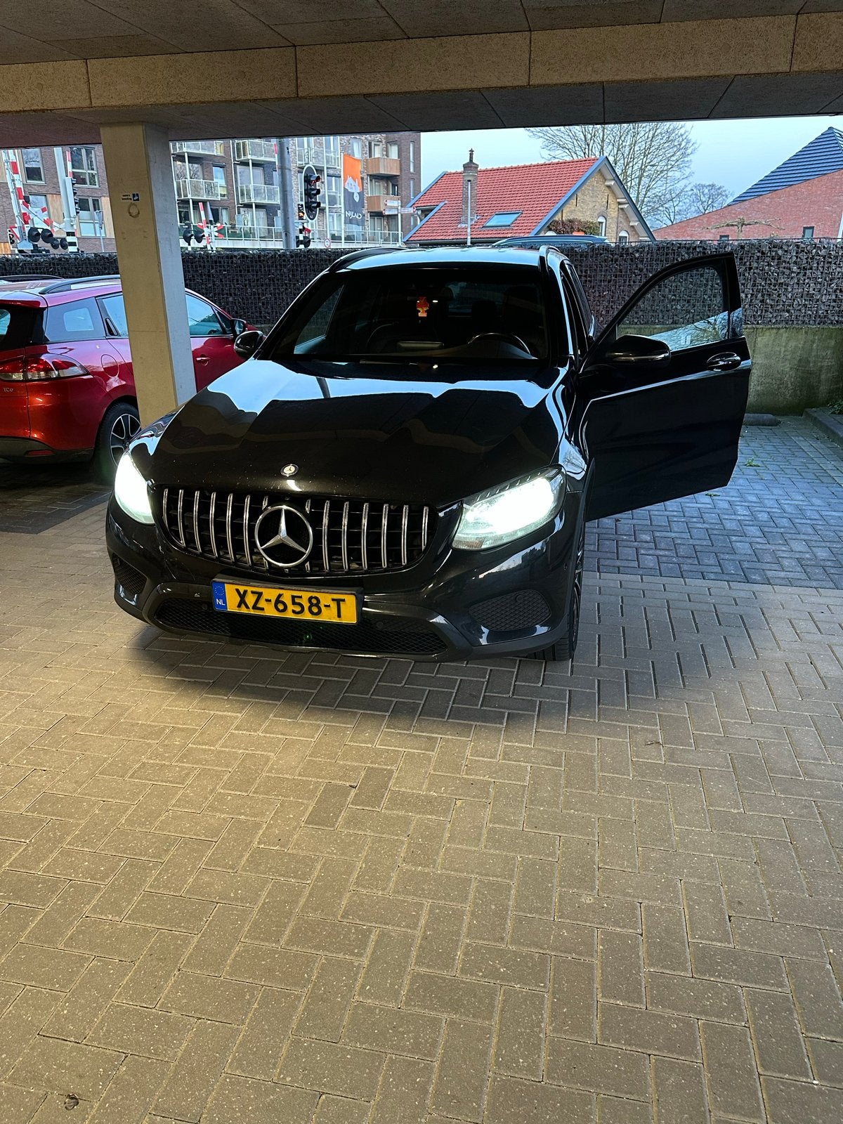 Mercedes-Benz GLC 2.1 220D 4MATIC AUT 2015 Zwart, Auto's, Mercedes-Benz, Automaat, Euro 6, 2500 kg, Zwart