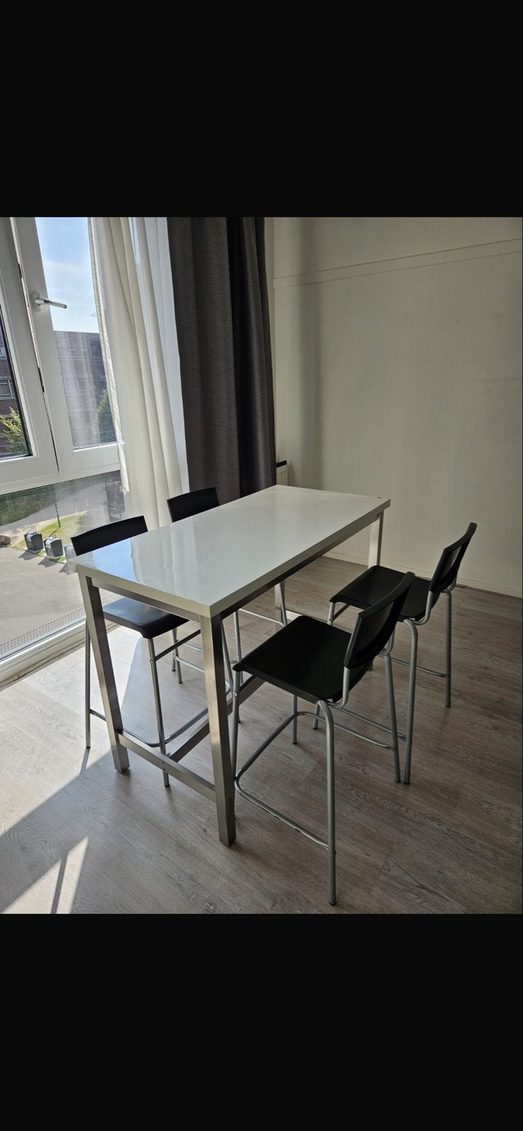 IKEA witte bartafel met 4 zwarte barkrukken, Huis en Inrichting, Barkrukken, Gebruikt, 90 cm of meer, Metaal, 4 krukken, Ophalen